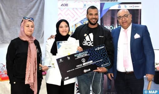رجاء تورا تفوز بالجائزة الكبرى في مسابقة الروبوتيك بتطوان