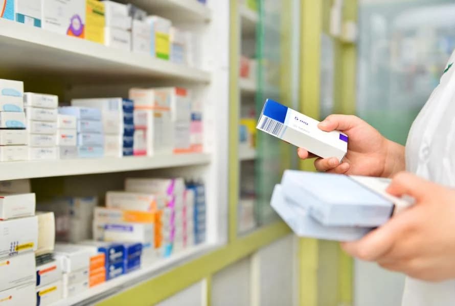 الصيادلة يطالبون بتسريع إصدار المراسيم التنظيمية