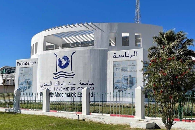 تقرير يُطيح بعميد كلية الآداب