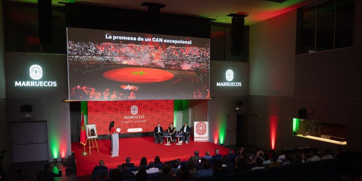 جولة ترويجية أوروبية لـ المغرب، أرض كرة القدم