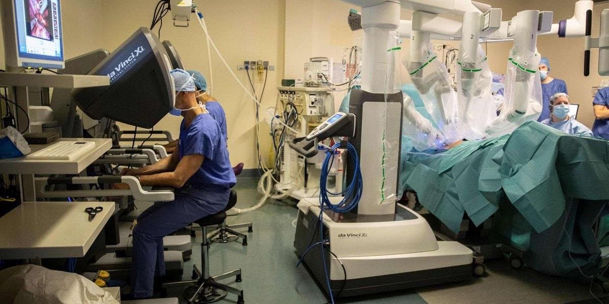 الدار البيضاء: جراحة روبوتية ناجحة بمشاركة مغربية