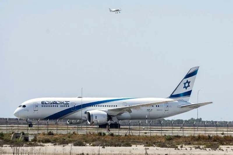 تعليق مراقب جوي بمطار باريس بعد رسالة « حرروا فلسطين »