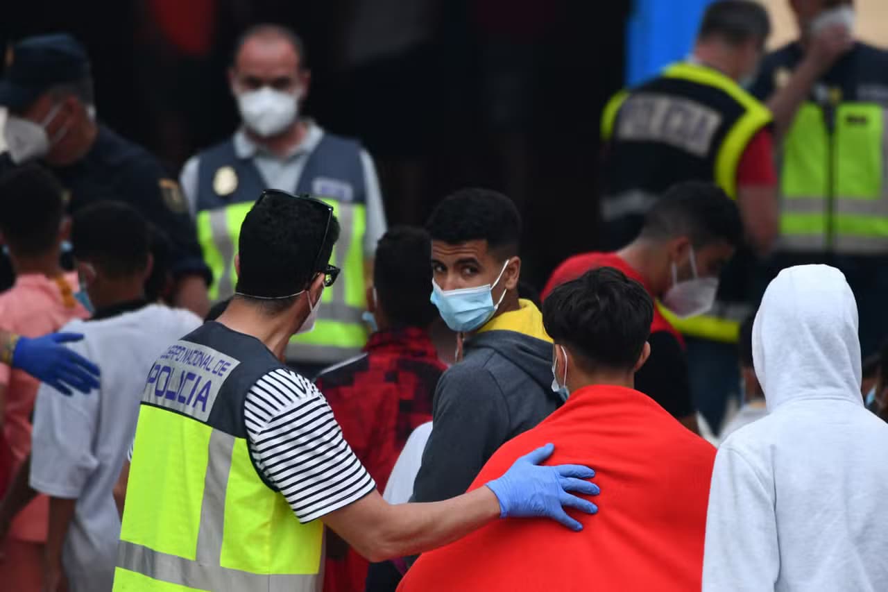 إسبانيا تستعد لنقل نحو 4.000 قاصر مهاجر من جزر الكناري وسبتة ومليلية