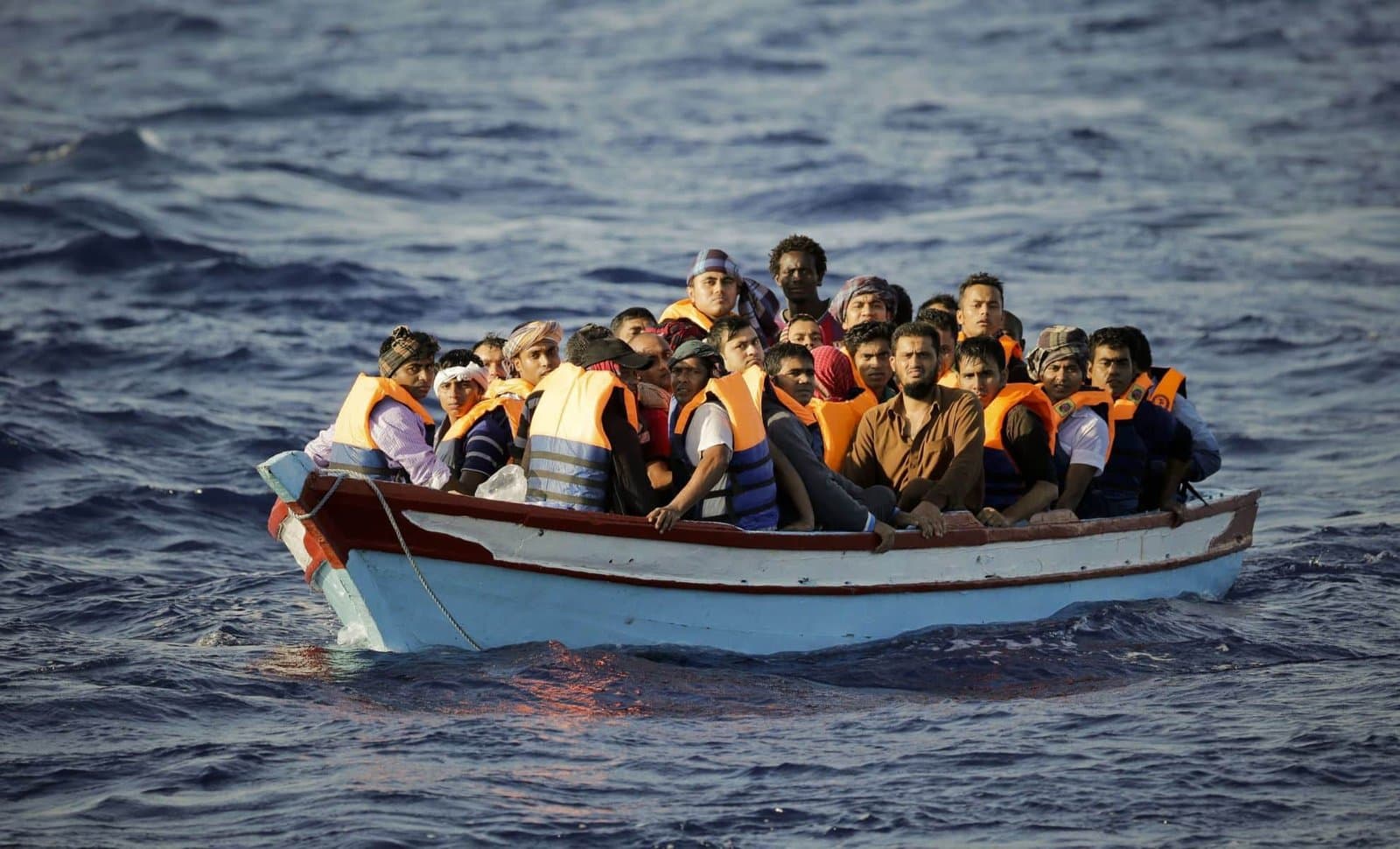 إسبانيا: تفكيك شبكة لتهريب المهاجرين يقود إلى اعتقال 12 جزائريًا