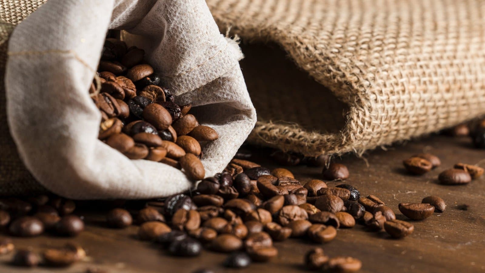 أسعار البن تحافظ على ارتفاعها وسط ضغوط الإمدادات