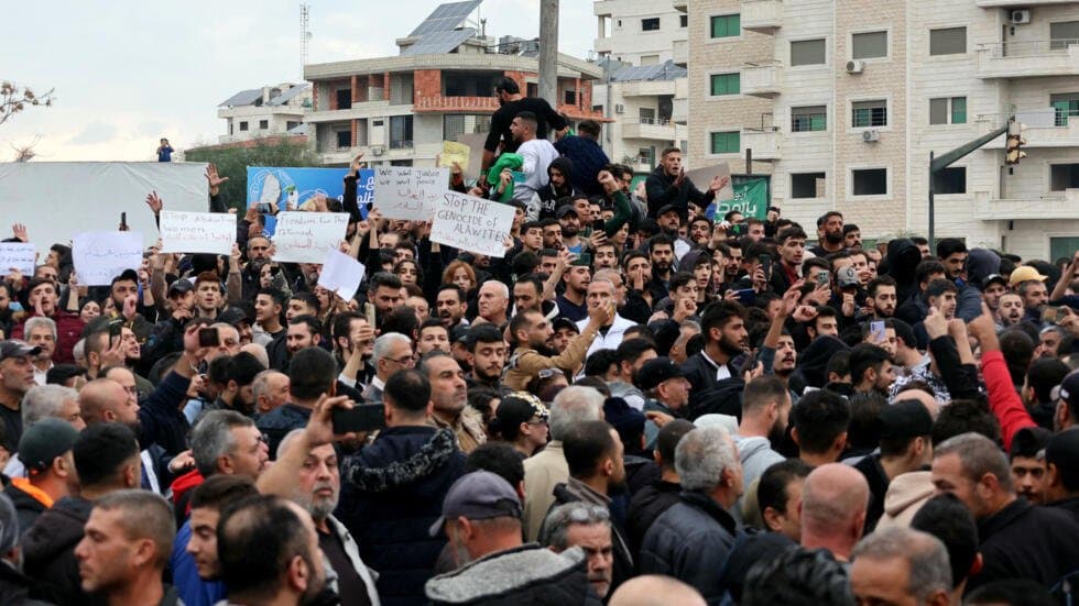 سوريا: تصاعد غضب الطائفة العلوية وسط اتهامات بـ“العقاب الجماعي”