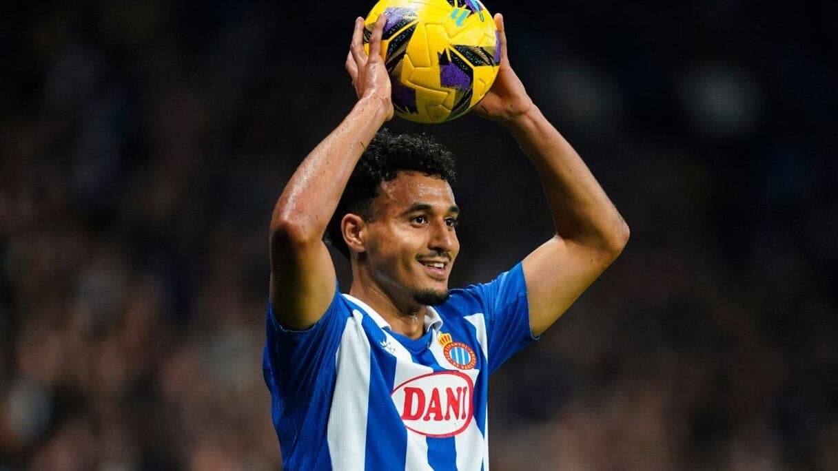 عمر الهلالي يظل مركزًا على إسبانيول رغم استبعاده من المنتخب