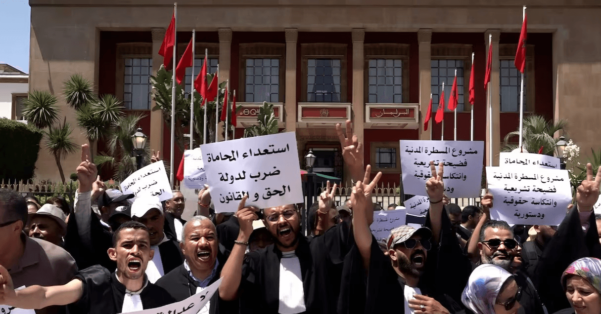 احتجاج مهني واسع للمحامين أمام البرلمان
