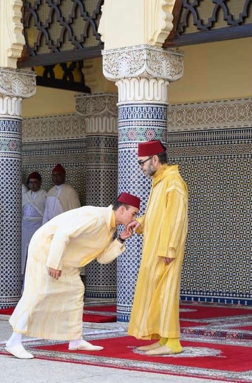 جلالة الملك يحيي شعائر عيد الفطر ويتقبل التهاني