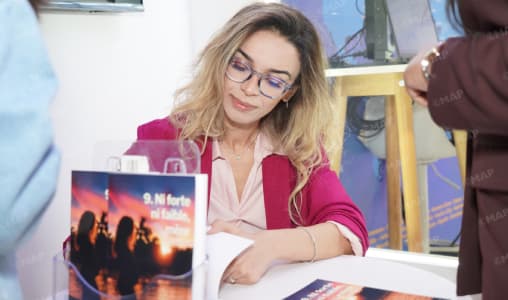 زينب بوعزاوي توقع كتابها الجديد في معرض الكتاب