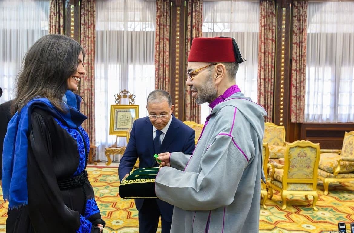 جلالة الملك محمد السادس يوشح المتسلقة نوال صفنضلة