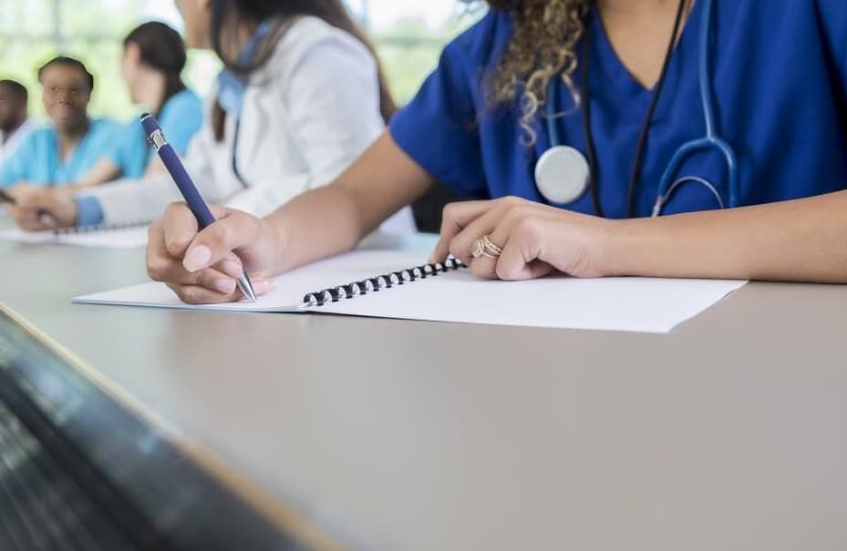 جامعة مراكش الخاصة: تأخر تسليم الشواهد يثير غضب خريجي كلية الصحة