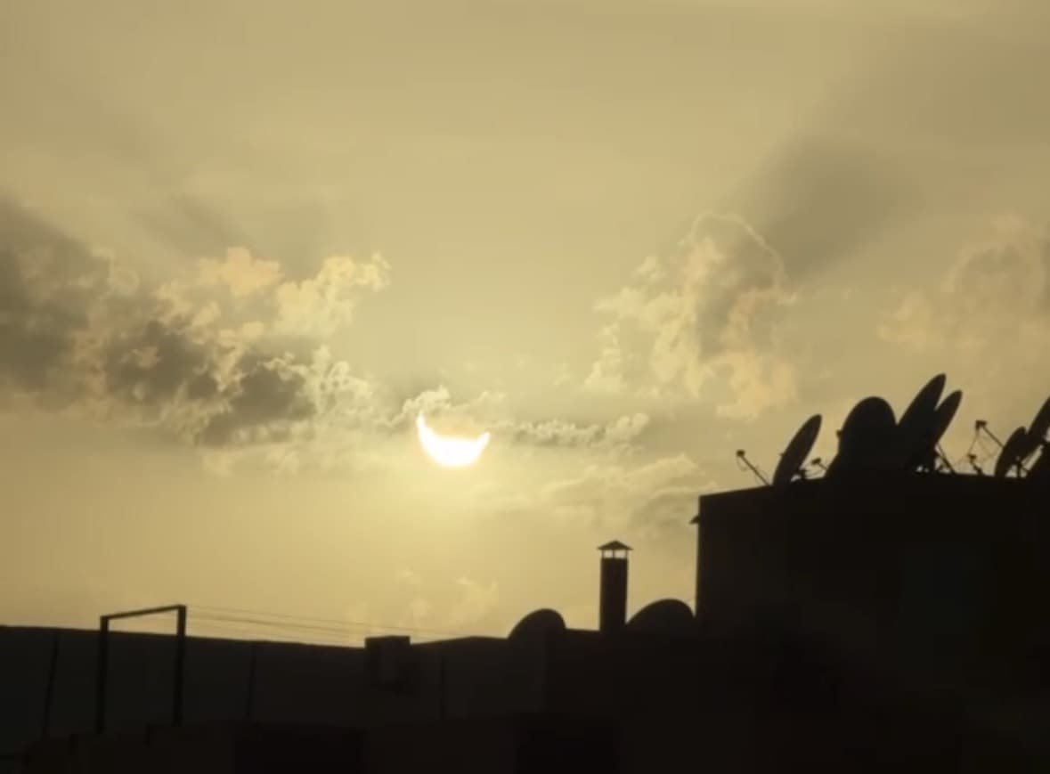 مراكش: الكسوف الجزئي للشمس يستقطب اهتمام السكان والزوار