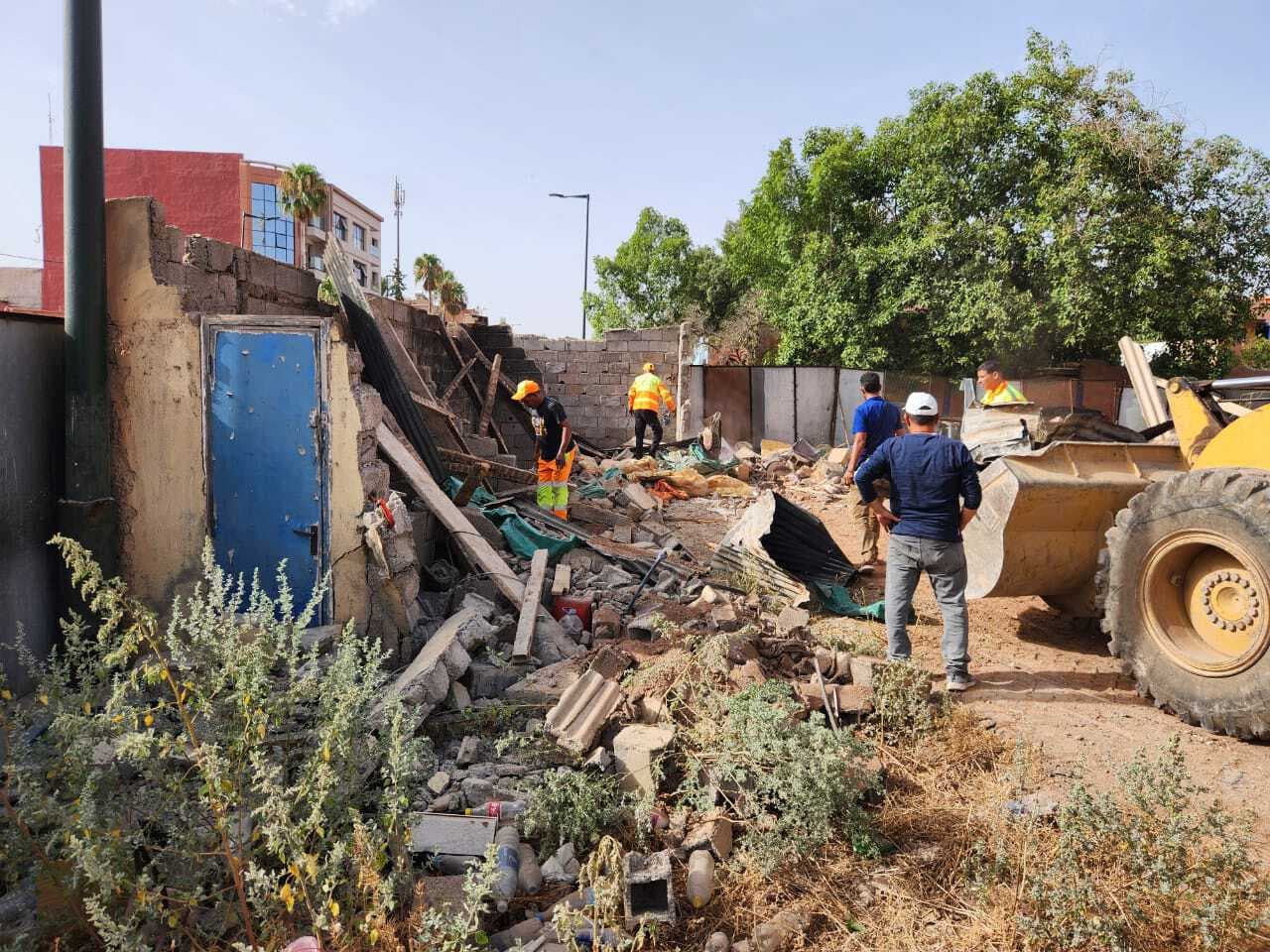 مراكش: السلطات المحلية بإيزيكي تهدم بنايات عشوائية بشارع العيون