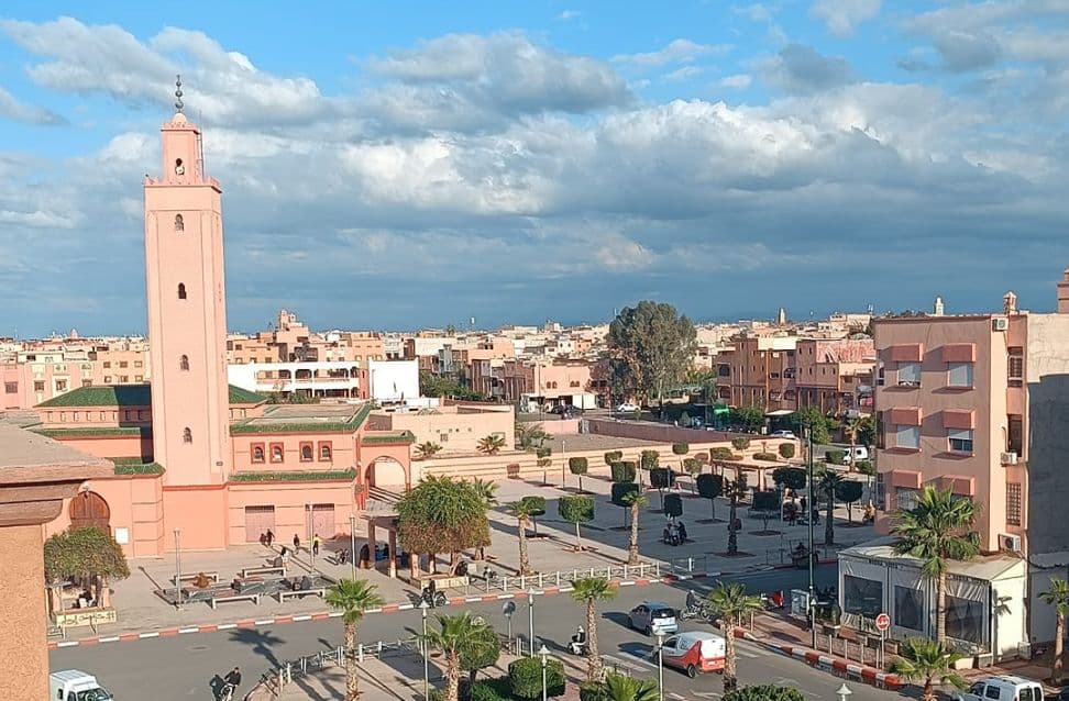 طقس السبت: زخات رعدية وانخفاض مرتقب في درجات الحرارة
