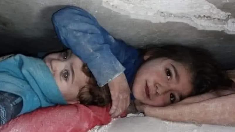 سوريا .. مشهد مؤثر لطفلة سورية تحمي رأس شقيقتها لمدة 17 ساعة تحت الأنقاض
