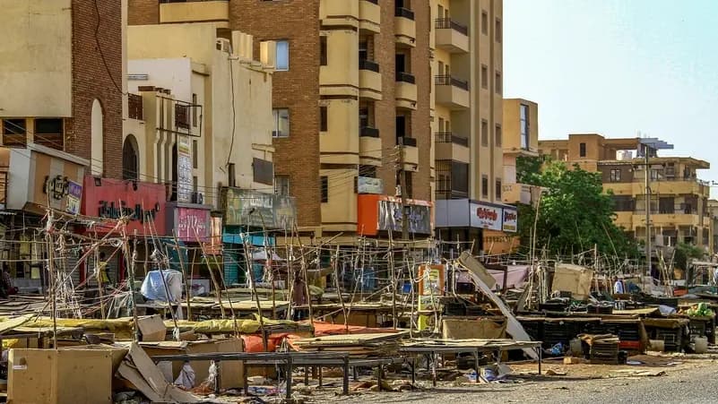 على وقع الاشتباكات.. حركة نزوح كبيرة من الخرطوم ورائحة الجثث تفوح