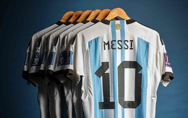 مزاد علني على قمصان ميسي في كأس العالم في قطر بقيمة 10 ملايين دولار.