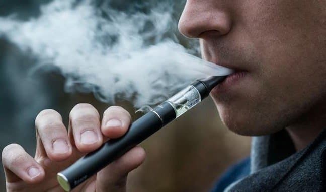 وزير الصحة يحث على مكافحة استخدام النيكوتين بين الشباب