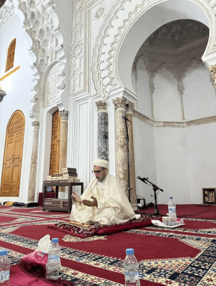 بعد ستة أشهر من الإغلاق.. مسجد الكتبية يفتح أبوابه في وجه الشيخ عبد الرحيم النابلسي و المصلين خلال صلاة التراويح