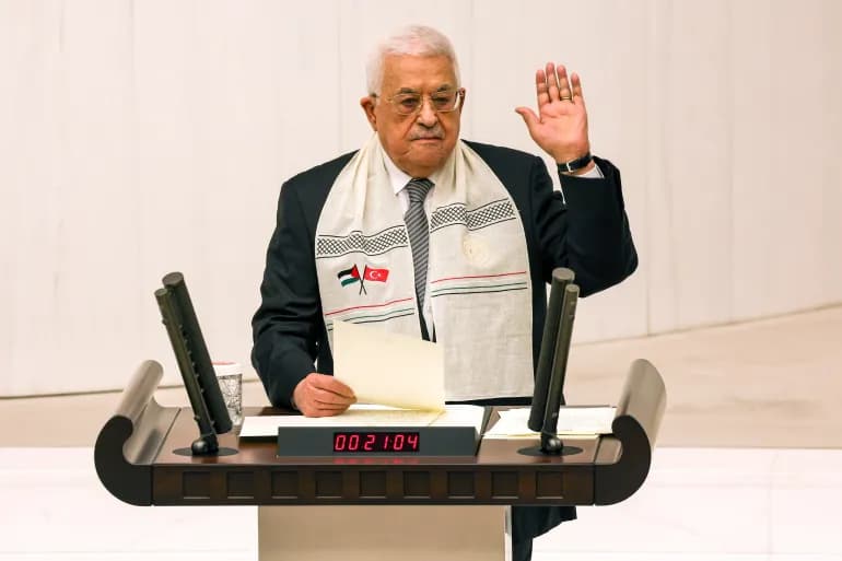 إعلام إسرائيلي: عباس قدم طلبا للسماح له بدخول غزة