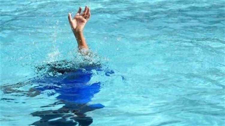 رحلة عائلية تنتهي بمأساة باليمن.. غرق فتى ووالدته تلحق به حزناً عليه