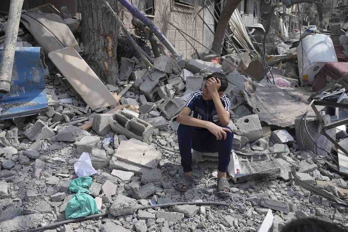 أطفال غزة: معاناة ونجاة تحت الأنقاض