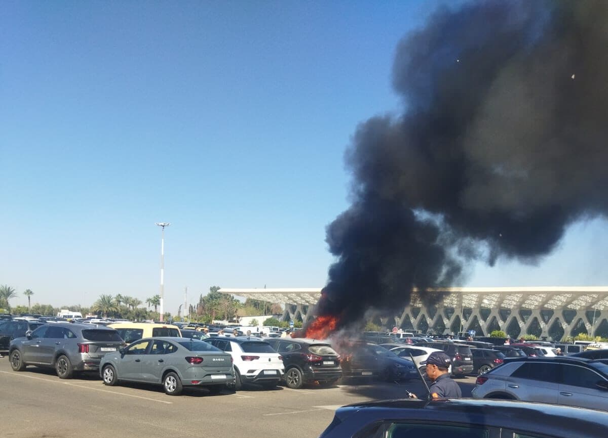 عااااجل بالفيديو اندلاع حريق بسيارة واستنفار أمني بمطار مراكش المنارة