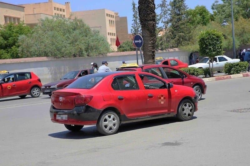 غياب العدادات في سيارات الأجرة الصغيرة يثير العشوائية بالمغرب