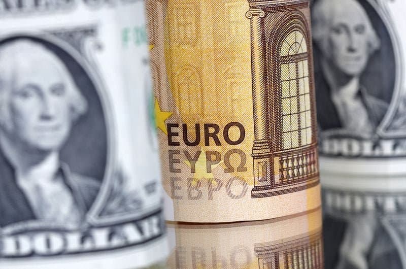 اليورو يتراجع من أعلى مستوياته في أربع سنوات