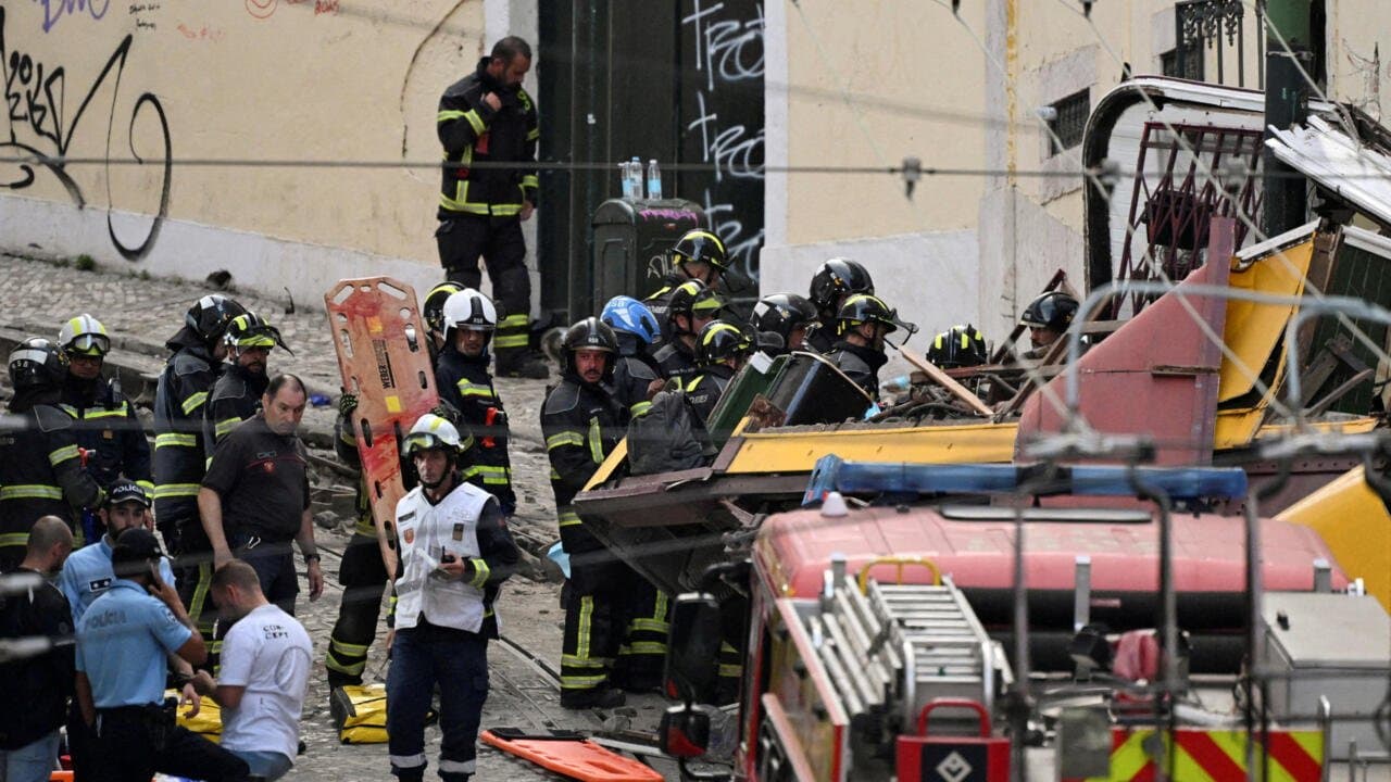 البرتغال: 17 قتيلاً و21 جريحًا في حادث خروج قطار جبلي عن مساره