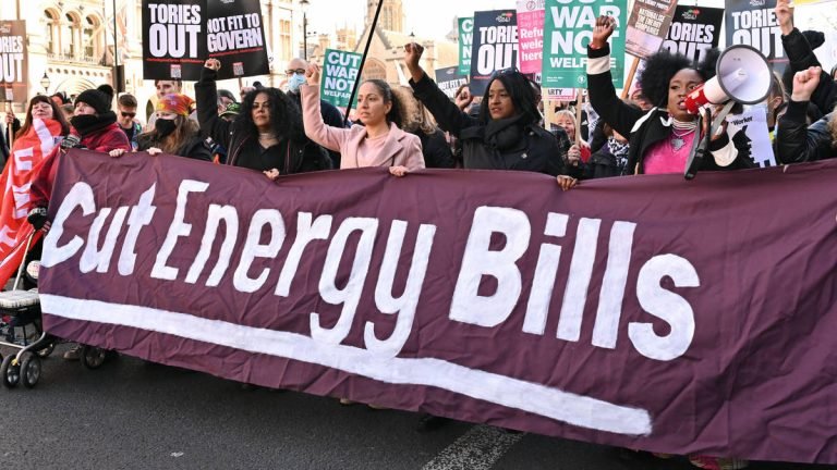 لندن … تظاهرات بالمئات بسبب الغلاء المعيشي