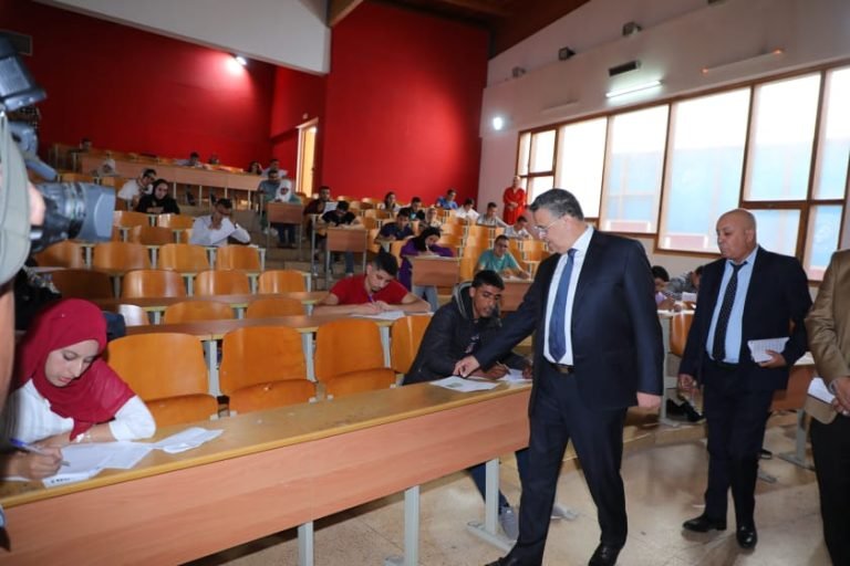 وزير العدل يتفقد مركز الامتحان للانتقاء الأولي لمباراة توظيف الملحقين القضائيين (الفوج 46) بأكاير