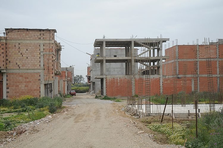 رغم نفي وزير الداخلية .. السلطات تفرض رخص البناء في العالم القروي