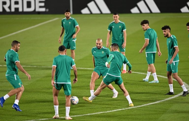 المنتخب الوطني يواصل استعداداته لمباراة إسبانيا