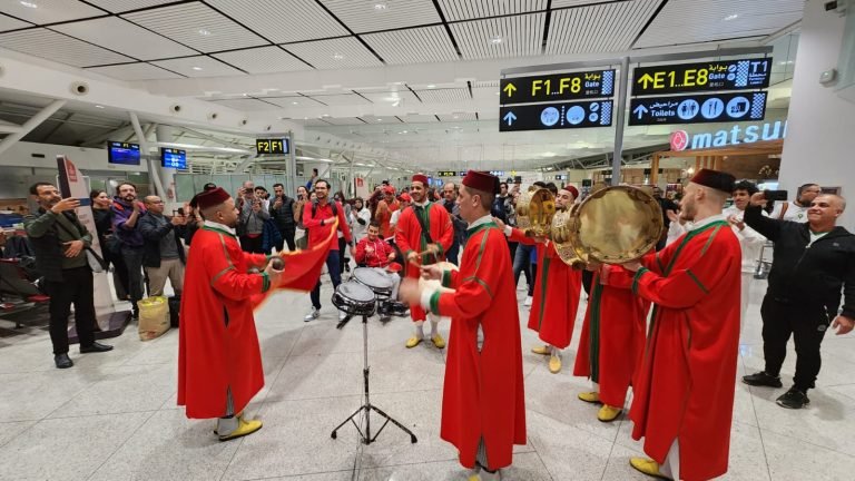 المغرب – البرتغال: فيديو ..أجواء احتفالية من قلب مطار محمد الخامس بالبيضاء ‏مع جماهير الأسود