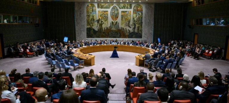 تمديد ولاية المينورسو وتأكيد الدعم لمبادرة المغرب للحكم الذاتي بشأن الصحراء المغربية.