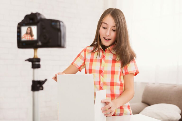 استغلال الأطفال عبر وسائل التواصل الاجتماعي : ظاهرة مقلقة تستوجب التدخل .