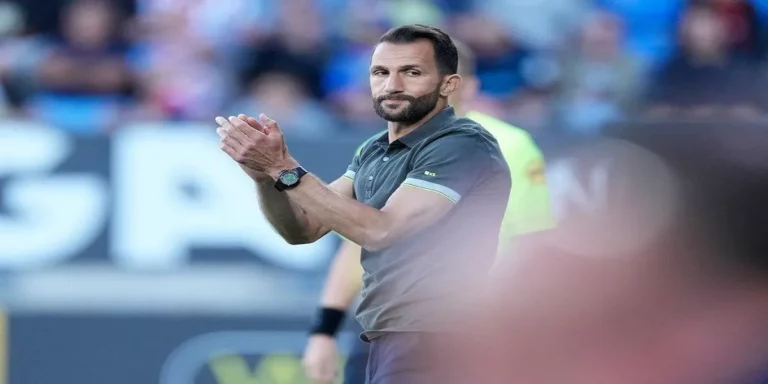 عادل رمزي يتحدث عن أداء الوداد في نهائي الدوري الإفريقي: « المباراة كانت صعبة، العامل البدني لعب دورا كبيرا، ونعد بالتعويض ».