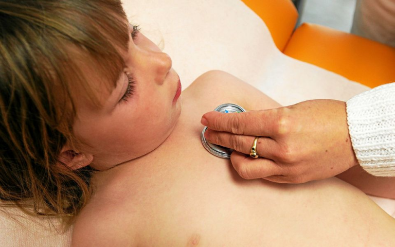 تحذير صحي: بكتيريا « الميكوبلازما الرئوية » تلعب دورًا في الارتفاع الملحوظ لحالات التهاب الرئة لدى الأطفال.