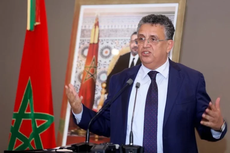 وزير العدل يرد على احتجاجات الأساتذة ويعلن تأييده لوزير التعليم.