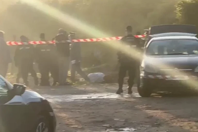 شخص يقتل زوجته وحماته وابنه بالحوز