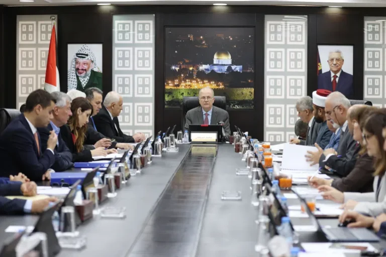 السلطة الفلسطينية متفائلة بتحسن وضعها رغم التحذيرات بانهيارها