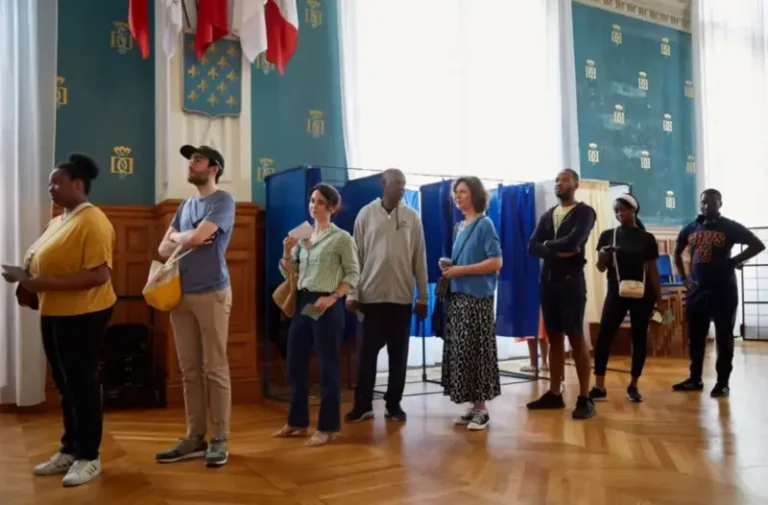 الملايين يصوتون في الانتخابات التشريعية الفرنسية، وأقصى اليمين يتطلع إلى فوز تاريخي