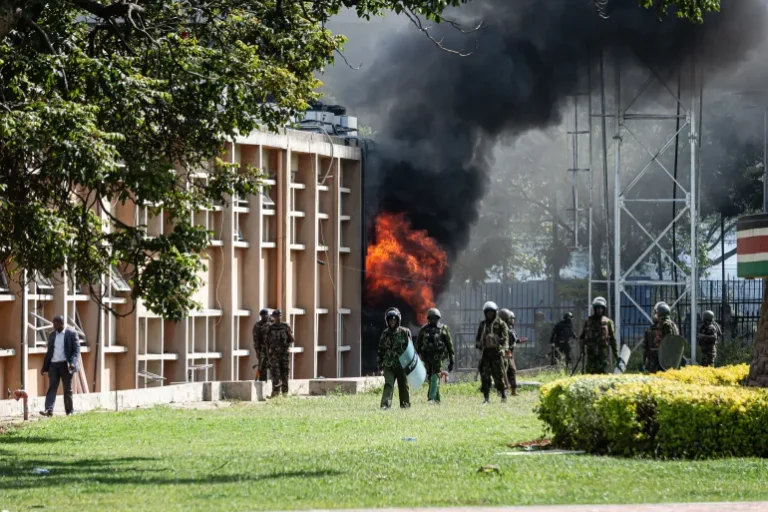 بعد يوم دام.. رئيس كينيا « يفهم » المحتجين ويرفض توقيع قانون الضرائب