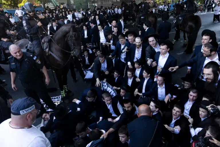 اليهود الحريديم يتظاهرون مجددا ضد قرار تجنيدهم بجيش الاحتلال
