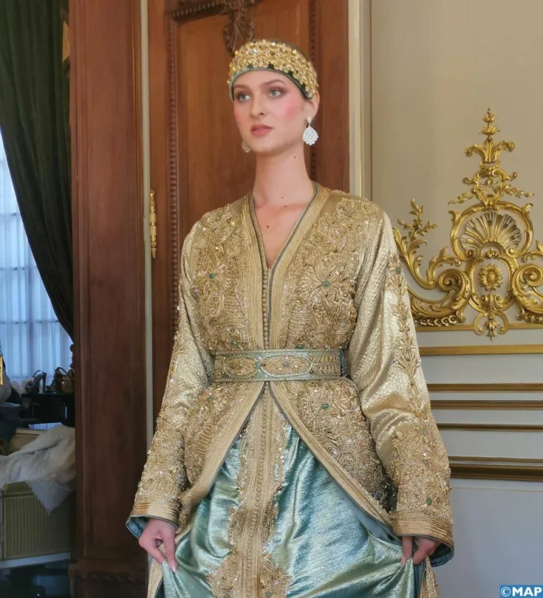 تألق القفطان المغربي في باريس.. عرض استثنائي يحتفي بالتراث والأصالة المغربية