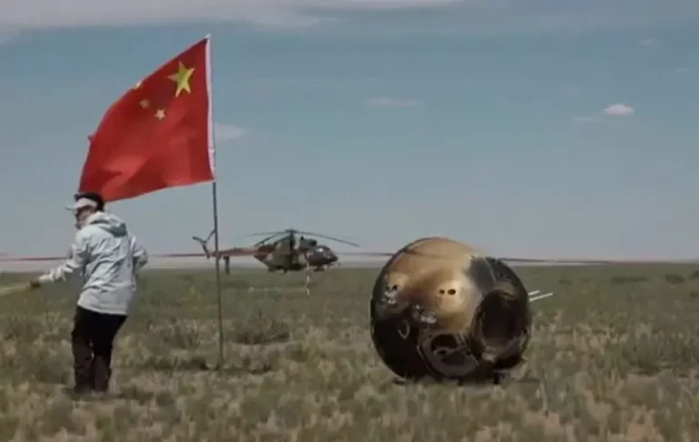 مسبار الفضاء الصيني يعود بصخور نادرة من القمر