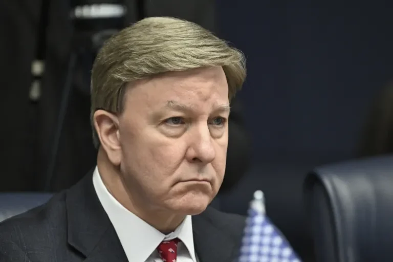 نائب أميركي كبير يطالب إدارة بايدن بإغلاق رصيف غزة العائم