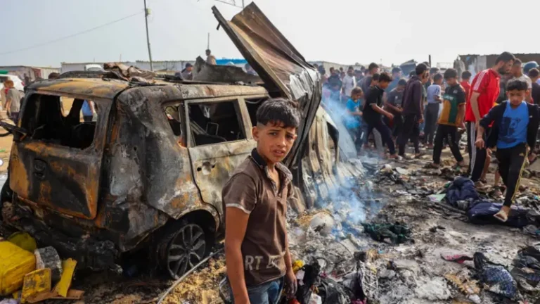 إسرائيل تقصف مدرسة تابعة للأونروا تستخدم كمقر لتوزيع المساعدات إلى غزة